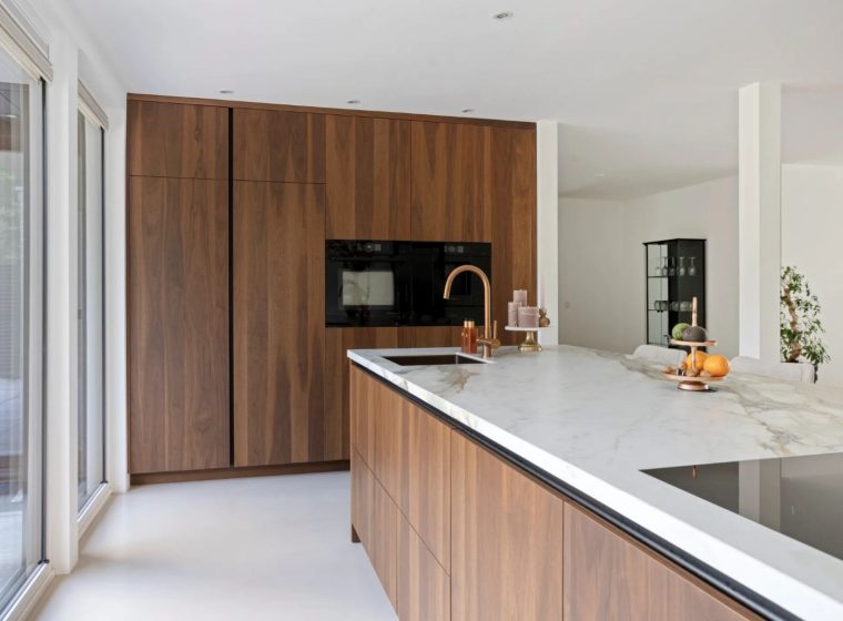 Warme woonkeuken met luxe maatwerkafwerking